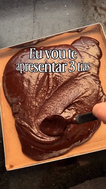 Massa de brownie sendo espalhada na forma com uma espátula