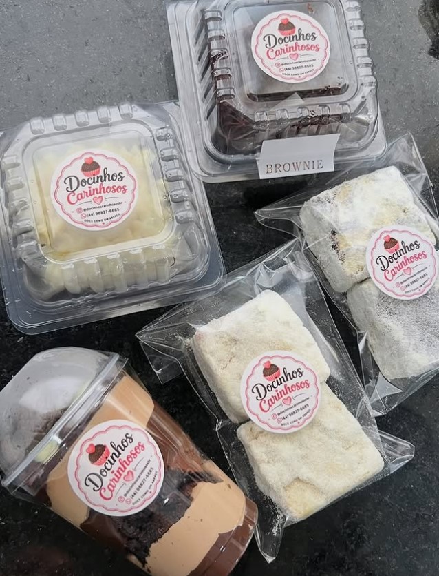 Docinhos embalados individualmente, cada um com o adesivo da marca Docinhos Carinhosos